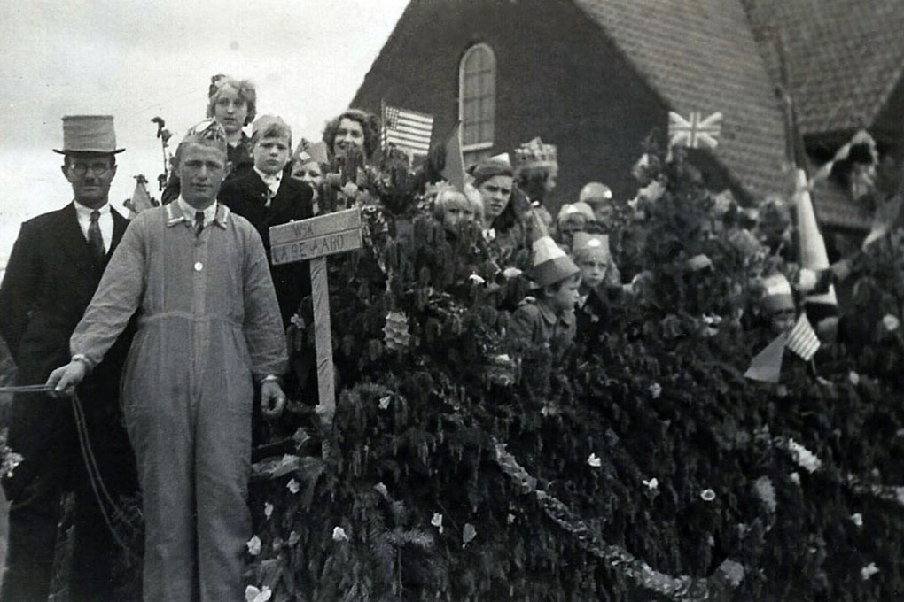 Een wagen van de optocht die na de bevrijding is georganiseerd door de Bavelse bevolking.